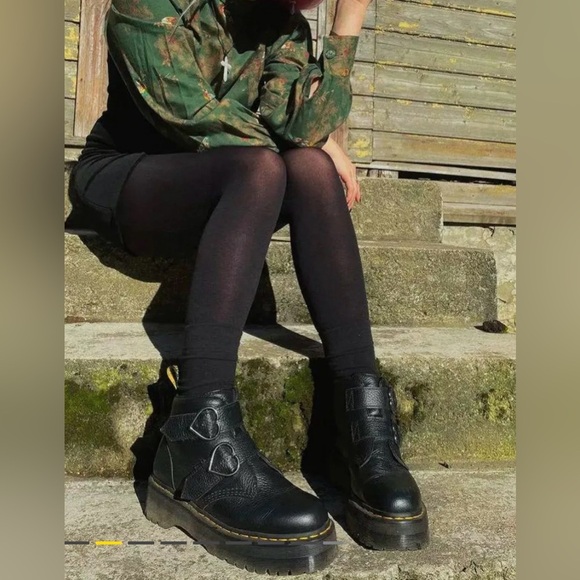 Dr. Martens Shoes - Dr Martens Devon Heart Leather Platform Boots Size 7 NEW